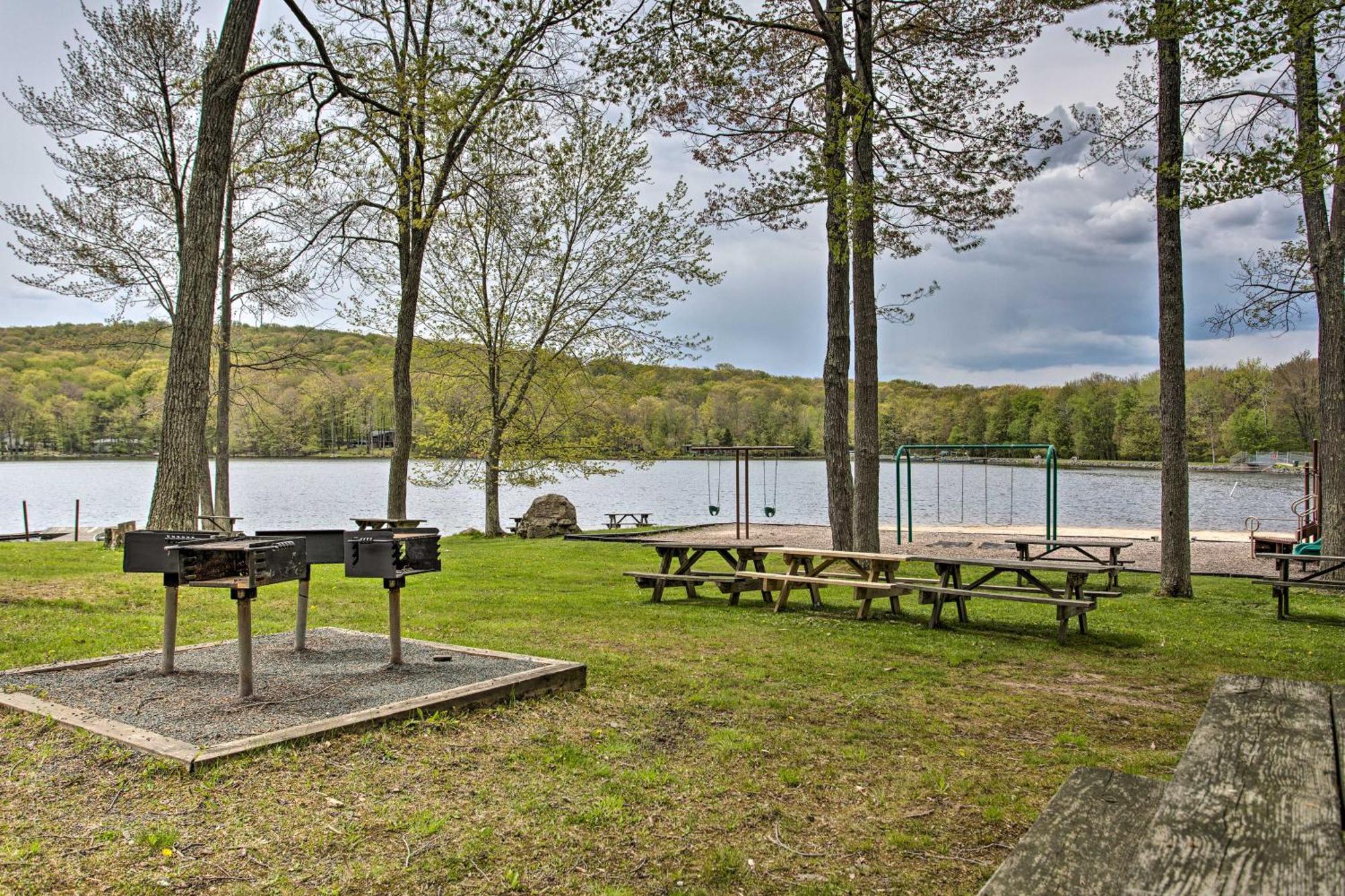 Fire Pit And Screened Porch Quiet Pocono Home! Pocono Lake
