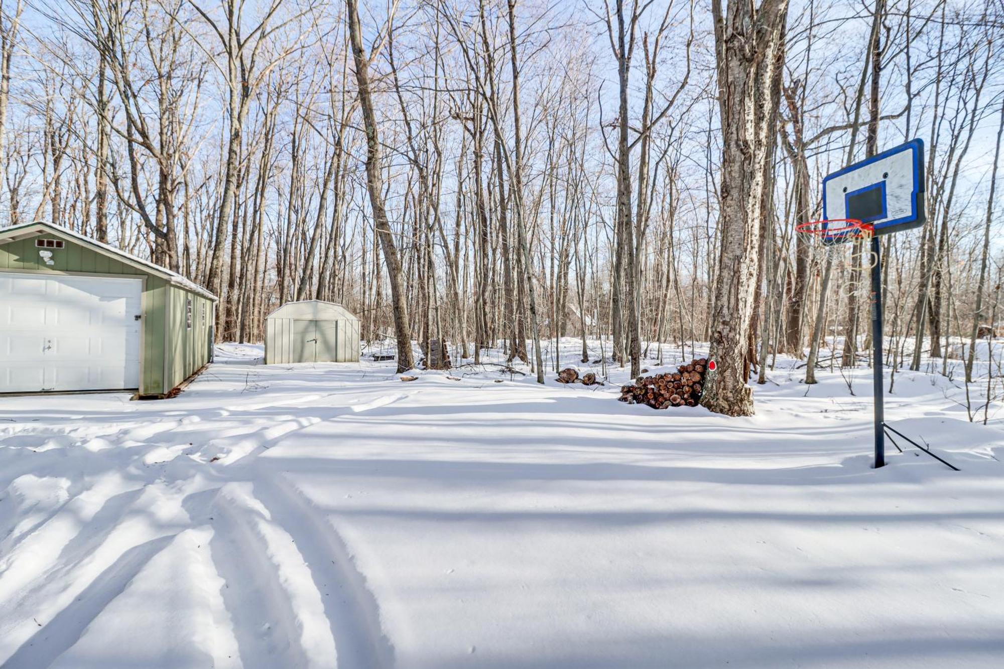 Holiday home Fire Pit And Screened Porch Quiet Pocono Home! Pocono Lake