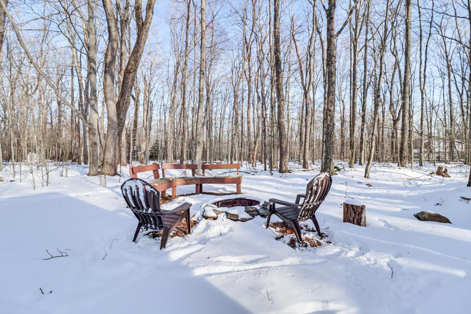 Fire Pit And Screened Porch Quiet Pocono Home! Pocono Lake