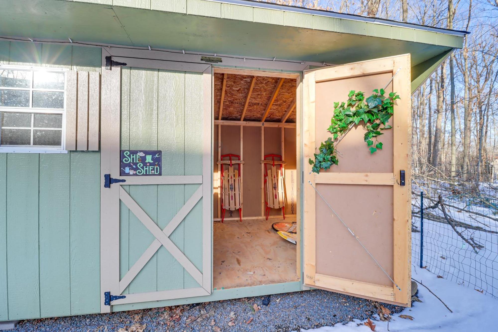 Fire Pit And Screened Porch Quiet Pocono Home! Holiday home