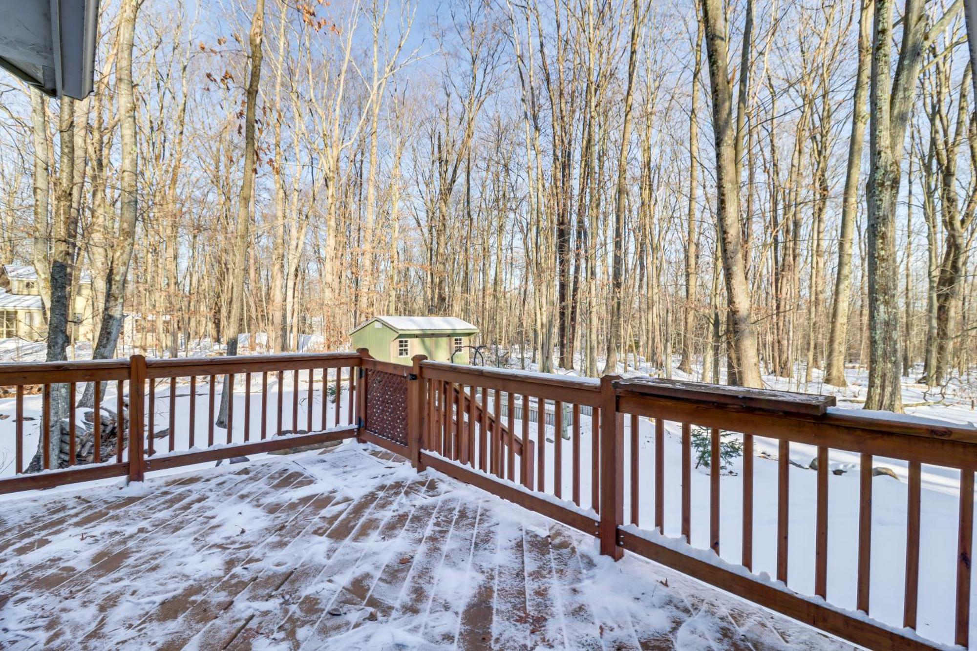 Fire Pit And Screened Porch Quiet Pocono Home!