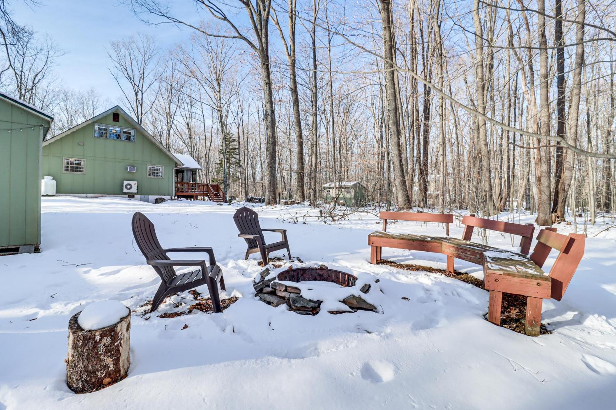 Holiday home Fire Pit And Screened Porch Quiet Pocono Home!