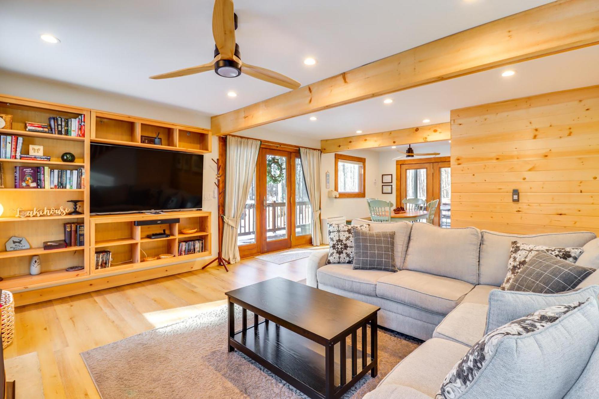 Holiday home Fire Pit And Screened Porch Quiet Pocono Home! Pocono Lake